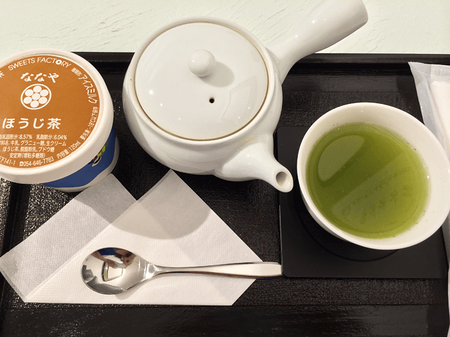 お茶ソムリエによる甜茶サービスがあるアンテナショップ、Shizuoka Mt.Fuji Green-tea Plaza。