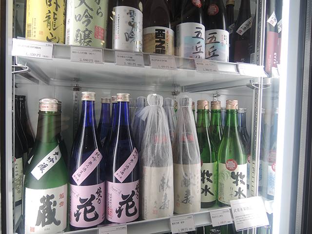酒処長野を代表する日本酒やワインなどが楽しめるスタンディングバーが併設、銀座NAGANO。