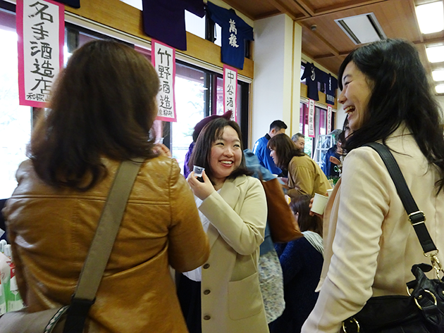 名酒センター主催”TOKYO SAKE COLLECTION In 増上寺”より。最近はイベントで日本酒に開眼する女性も多い様子
