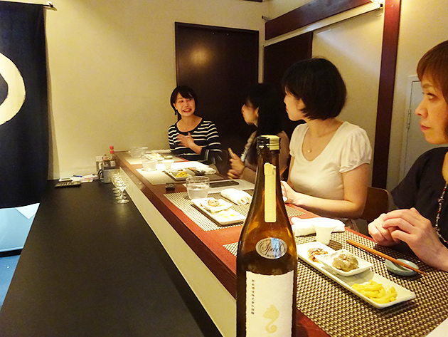 和やかかつ、真剣に語り合う日本酒美女たち