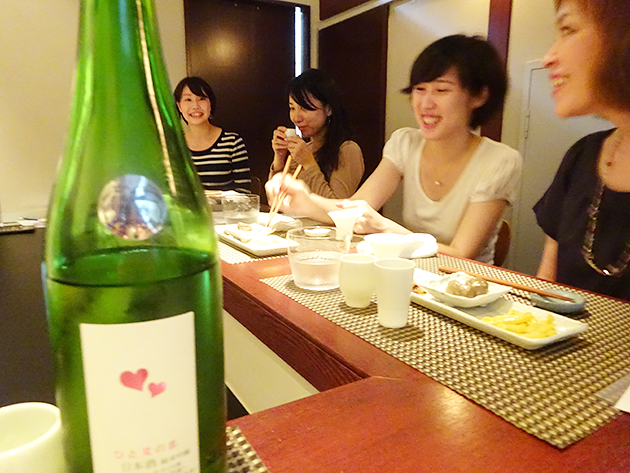 日本酒美女が集まれば、話題は尽きない