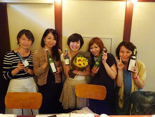 左から加藤さん、斉当さん、内野さん、高橋さん、津川記者。取材日はなんと内野さんの誕生日でした！
