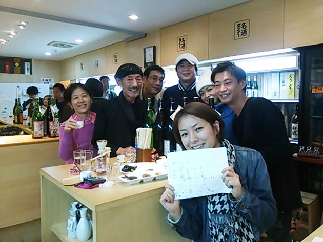 名酒センター認定の上級資格〝酒徒名人〟たちと武者英三先生（左から2人目）。津川記者もここで酒徒名人資格を取得しました！