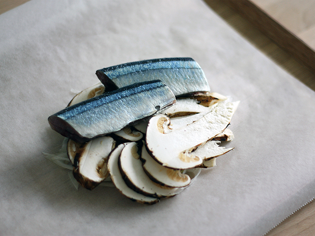 秋刀魚と松茸の紙包み焼き