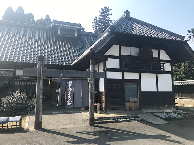 敷地内に入ると左側に「酒々井まがり家」という日本家屋が現れます。