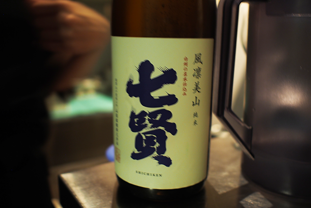 渋谷マークシティすぐそば。立ち飲みの「純米酒専門 YATA」で日本酒をサク飲み！