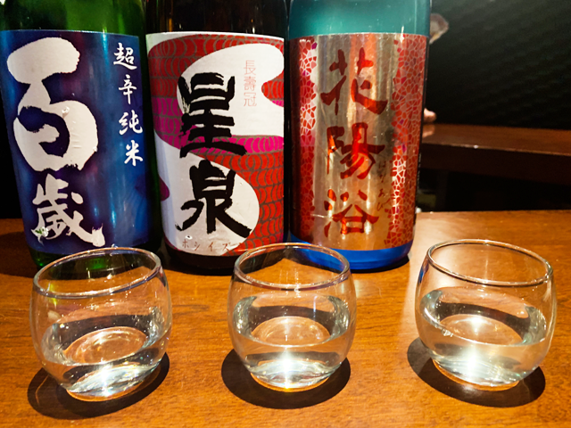 新宿三丁目で日本酒3種類を1000円で飲み比べ！平日の昼間から飲める【日本酒スタンド酛moto】